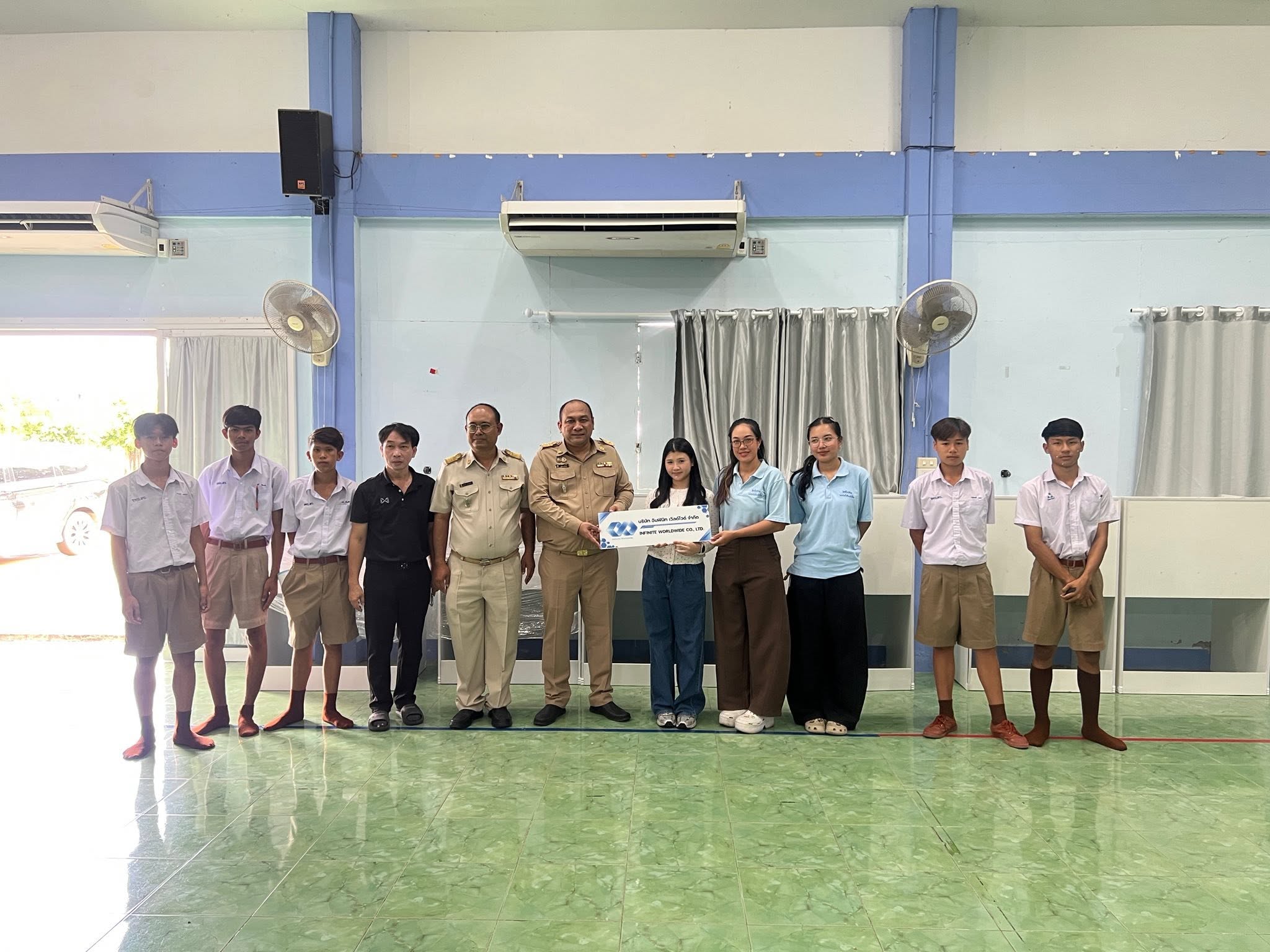 มอบโต๊ะเรียนให้โรงเรียนลพบุรี