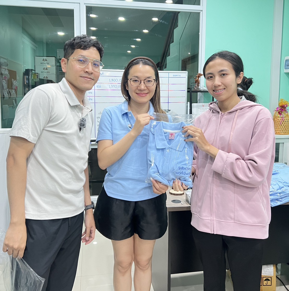แจกเสื้อให้พนักงานในบริษัท